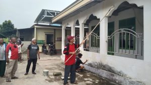 Basuki Ajak Kader PDIP Metro Timur Bersih Bersih Masjid