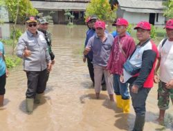 Ketut Rameo Sambangi Korban Banjir di Kecamatan Dente Teladas