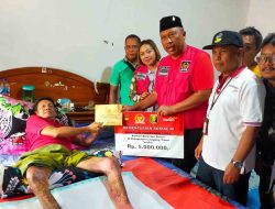 Komang Koheri Serahkan Bantuan Biaya Pengobatan Untuk Korban Kebakaran Di Desa Balerejo, Lampung Timur